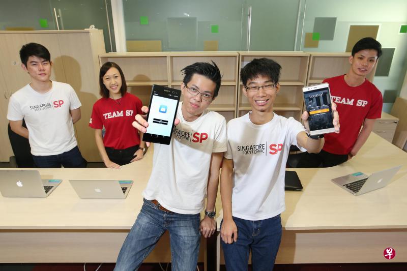 新加坡理工学院学生吴振洋与许凯俊（前排左起）参加校内的企业家发展项目，开发应用。吴振洋的组员包括邱钰凯（后排左起）、陈嘉钰和廖子杰。（梁伟康摄）