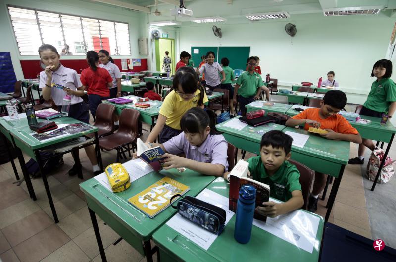 据教育部数据,已有约60%的中小学为学生额外安排可进食的“小休”时段。图为维新小学学生在小休时可自由活动与进食,有些学生还会从家里自备食物带来学校。(陈渊庄摄) 据教育部数据,已有约60%的中小学为学生额外安排可进食的“小休”时段。图为维新小学学生在小休时可自由活动与进食,有些学生还会从家里自备食物带来学校。(陈渊庄摄)