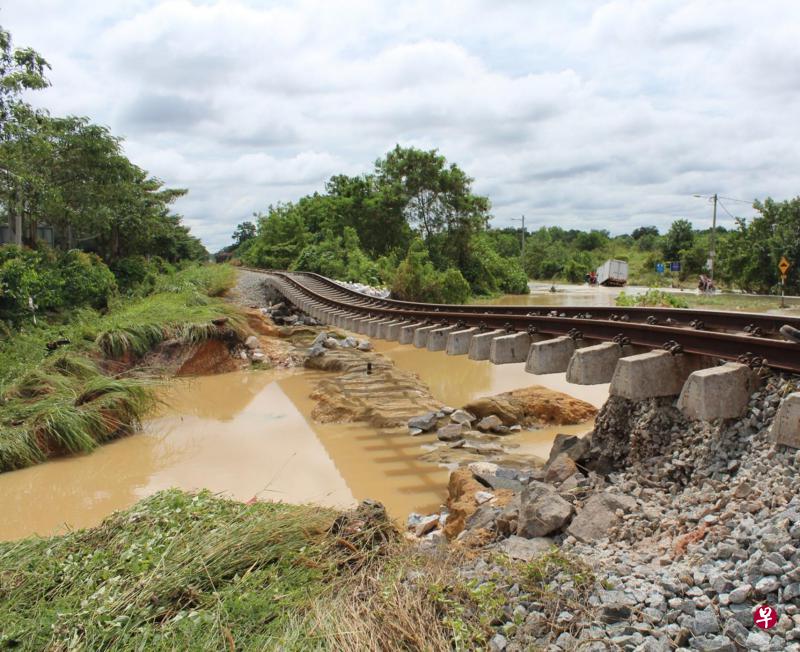 ▲柔州昔加末火车轨道部分路段的垫石被大水冲走,只剩铁轨和枕木悬在空中,当局马上派人抢修。(中国报) ▲柔州昔加末火车轨道部分路段的垫石被大水冲走,只剩铁轨和枕木悬在空中,当局马上派人抢修。(中国报)
