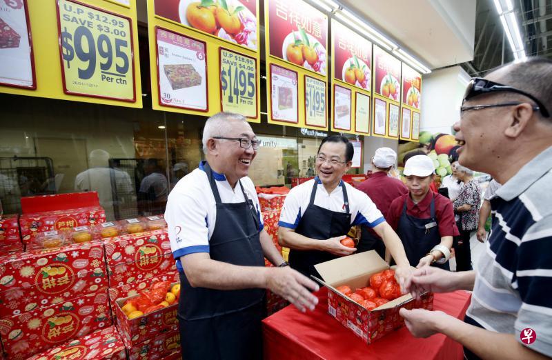 职总平价主席陈育宠(左)和总裁谢健平(中)昨天参与“职总平价一家亲”计划,在大巴窑建屋发展局中心的职总平价超市售卖橘子。(陈渊庄摄) 职总平价主席陈育宠(左)和总裁谢健平(中)昨天参与“职总平价一家亲”计划,在大巴窑建屋发展局中心的职总平价超市售卖橘子。(陈渊庄摄)