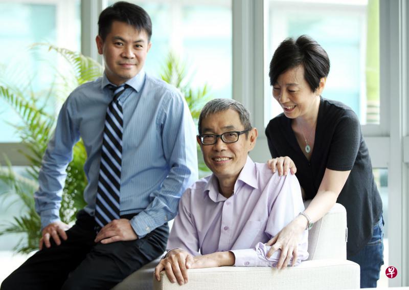 患罕见淋巴癌而且原本性命垂危的陈建强在妻子王清梅(右)的扶持,以及莱佛士癌症医疗中心医生覃峥嵘(左)尝试新药的情况下,成功战胜癌症。(何家俊摄) 患罕见淋巴癌而且原本性命垂危的陈建强在妻子王清梅(右)的扶持,以及莱佛士癌症医疗中心医生覃峥嵘(左)尝试新药的情况下,成功战胜癌症。(何家俊摄)