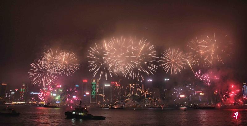 2万3888枚烟花在香港维多利亚港上空绽放,庆贺新年(新华社)。 2万3888枚烟花在香港维多利亚港上空绽放,庆贺新年(新华社)。
