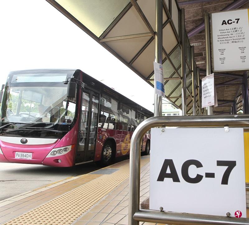 新马两地今年4月起新增两条跨境巴士服务。图为私人巴士公司 “Advance Coach”目前往返义顺和马来西亚新山的新柔跨境巴士AC7。(档案照) 新马两地今年4月起新增两条跨境巴士服务。图为私人巴士公司 “Advance Coach”目前往返义顺和马来西亚新山的新柔跨境巴士AC7。(档案照)