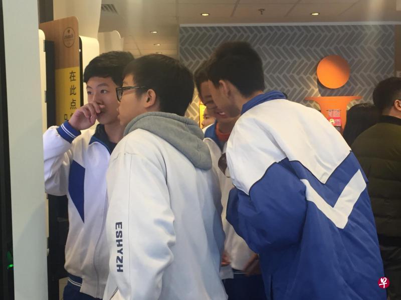 有专家认为,与所谓男子汉气质相比,中国孩子们更缺乏一种关于勇敢、正义和责任的品质教育,应当更普适性的让男孩和女孩都意识到,勇敢、正义、诚实和责任感是人生中重要的品质。(曾实摄) 有专家认为,与所谓男子汉气质相比,中国孩子们更缺乏一种关于勇敢、正义和责任的品质教育,应当更普适性的让男孩和女孩都意识到,勇敢、正义、诚实和责任感是人生中重要的品质。(曾实摄)
