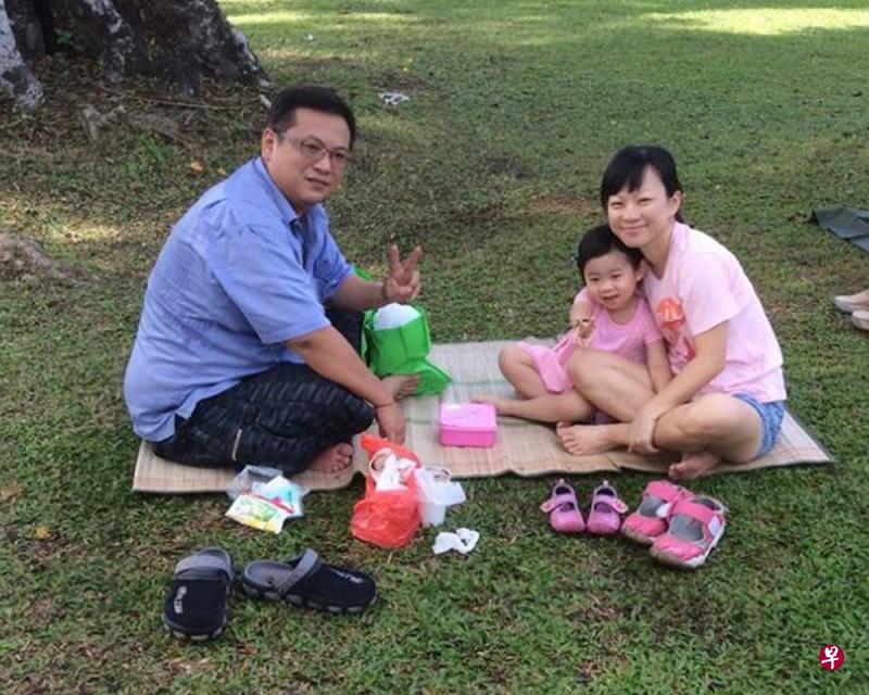 一家三口去年一同参加了幼稚园的母亲节野餐庆祝会。(取自面簿) 一家三口去年一同参加了幼稚园的母亲节野餐庆祝会。(取自面簿)
