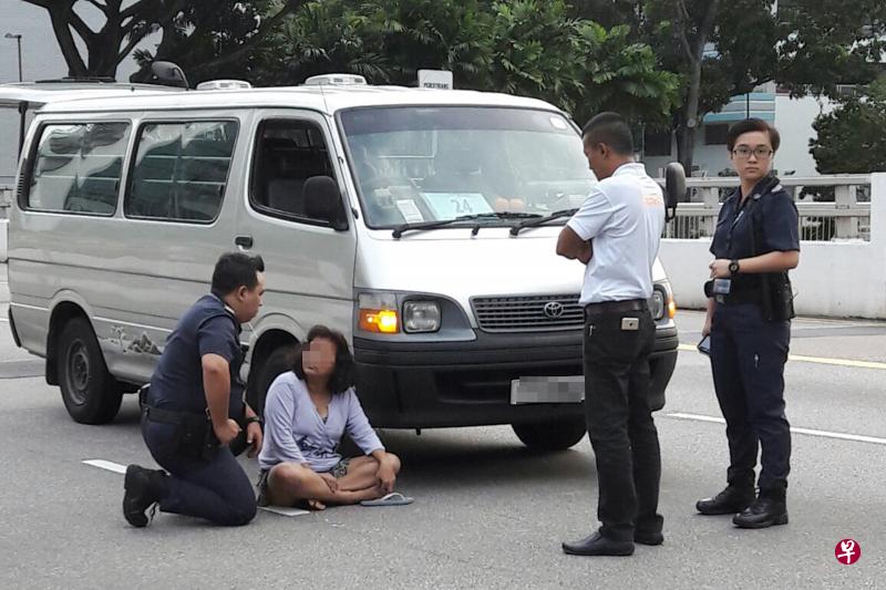 妇女事后穿上衣服,被警方带走。(读者提供) 妇女事后穿上衣服,被警方带走。(读者提供)