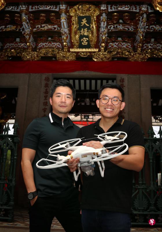 国家文物局助理局长陈子宇(左)和研究员陈昱宏利用无人机高空拍摄和记录本地庙宇建筑。文物局今天在其YouTube频道上发布鸟瞰天福宫和玉皇宫的纪录片。 国家文物局助理局长陈子宇(左)和研究员陈昱宏利用无人机高空拍摄和记录本地庙宇建筑。文物局今天在其YouTube频道上发布鸟瞰天福宫和玉皇宫的纪录片。