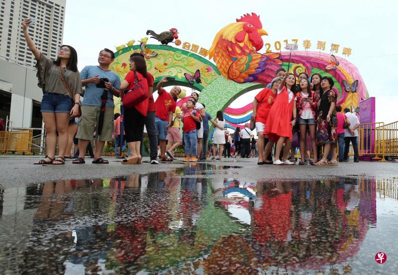 雨过天晴后,不少公众趁着大年初三的假日到春到河畔拍照、赏灯、品美食,感染新春气息。春到河畔将在滨海湾浮动舞台举行至2月4日。 雨过天晴后,不少公众趁着大年初三的假日到春到河畔拍照、赏灯、品美食,感染新春气息。春到河畔将在滨海湾浮动舞台举行至2月4日。