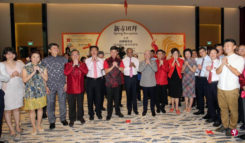 　我国多名政要及议员出席新加坡宗乡会馆联合总会、通商中国和新加坡华族文化中心联办的新春团拜，他们包括通商中国总裁孙雪玲（左起）、教育部兼贸工部政务次长刘燕玲、教育部长（学校）黄志明、卫生部长颜金勇、教育部长（高等教育及技能）王乙康、总理公署部长陈振声、内政部长兼律政部长尚穆根、宗乡总会会长蔡天宝、通商中国主席李奕贤、总理公署、外交部兼交通部高级政务部长杨莉明、贸工部兼文化、社区及青年部高级政务部长沈颖、人力部政务部长张思乐、宗乡总会副会长钟声坚和文化、社区及青年部政务次长马炎庆。（邬福梁摄）