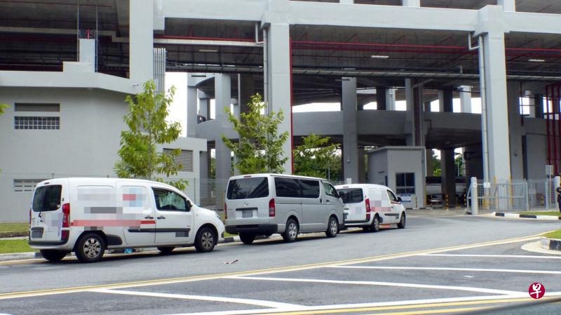 记者目睹不少公司货车排队进入代购公司货仓取货。 记者目睹不少公司货车排队进入代购公司货仓取货。