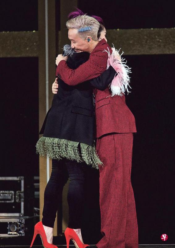 郑中基和杨千嬅的“世纪拥抱”。(明报照片) 郑中基和杨千嬅的“世纪拥抱”。(明报照片)