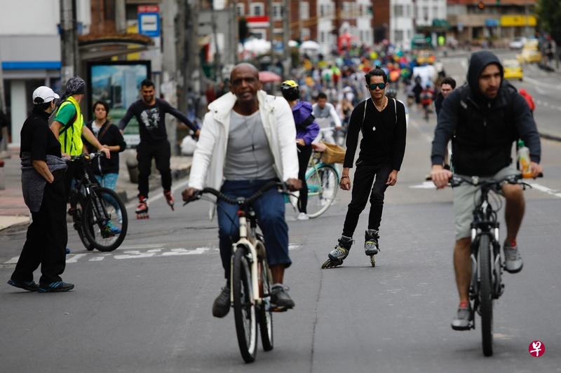 哥伦比亚首都波哥大查皮纳罗区的一条街道1月8日封锁,供人们慢跑、骑脚踏车和溜滑轮。(法新社) 哥伦比亚首都波哥大查皮纳罗区的一条街道1月8日封锁,供人们慢跑、骑脚踏车和溜滑轮。(法新社)