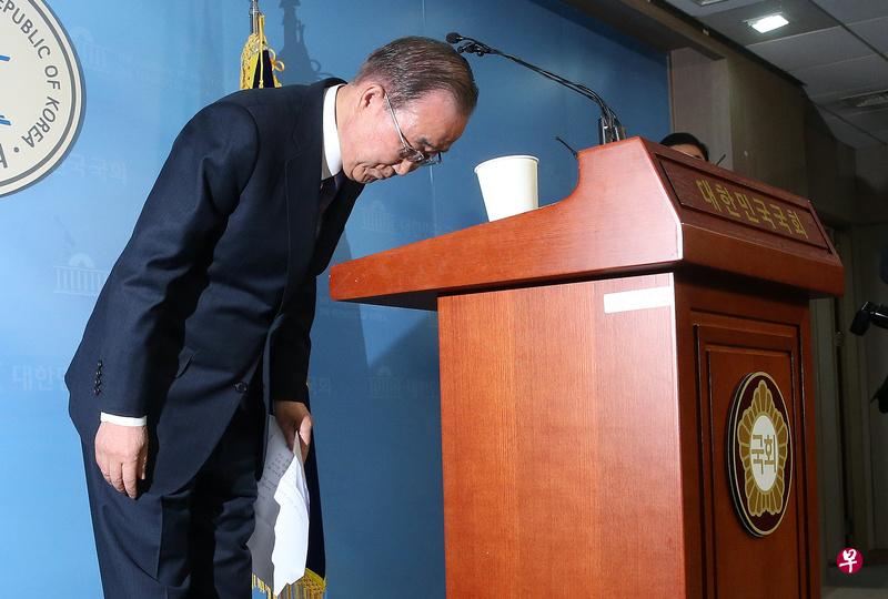 潘基文昨天在记者会上宣布不竞选总统,并向其支持者公开道歉。(路透社) 潘基文昨天在记者会上宣布不竞选总统,并向其支持者公开道歉。(路透社)