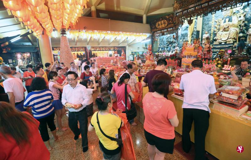 本地越来越多非福建籍贯者开始拜天公。(档案照) 本地越来越多非福建籍贯者开始拜天公。(档案照)