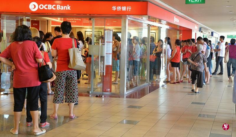 本地“立春存钱”风潮盛行,今早全岛多家银行大排长龙。(蔡振鸿 摄影) 本地“立春存钱”风潮盛行,今早全岛多家银行大排长龙。(蔡振鸿 摄影)