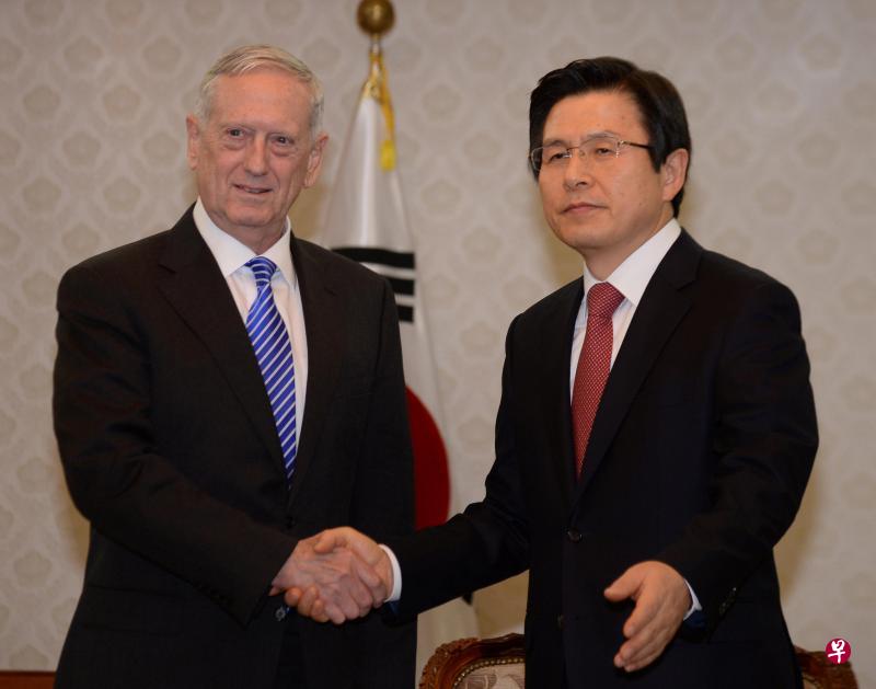 美国防长马蒂斯(左)与韩国代总统黄教安会面时表示,在韩国面临朝鲜挑衅的情况下,美国政府将进一步深化韩美关系。(路透社) 美国防长马蒂斯(左)与韩国代总统黄教安会面时表示,在韩国面临朝鲜挑衅的情况下,美国政府将进一步深化韩美关系。(路透社)