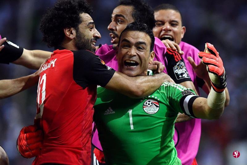 44岁的老门将哈达里(1号)连续扑出对方两个点球,帮助埃及队获胜晋级。(法新社) 44岁的老门将哈达里(1号)连续扑出对方两个点球,帮助埃及队获胜晋级。(法新社)