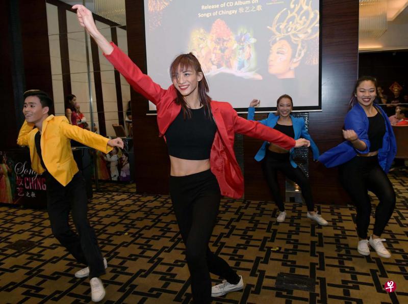 妆艺夜间嘉年华当晚有青年舞团“The Royal Dance-Off”在现场炒热气氛。(海峡时报) 妆艺夜间嘉年华当晚有青年舞团“The Royal Dance-Off”在现场炒热气氛。(海峡时报)