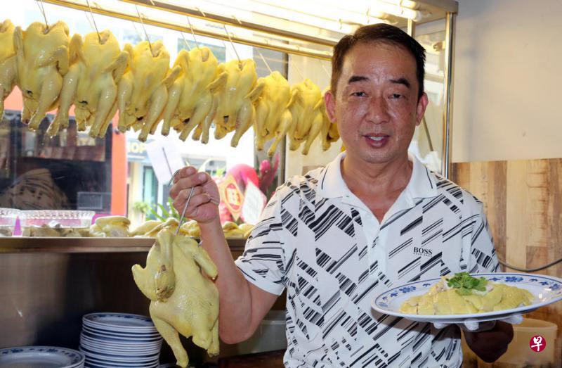 甘榜山鸡饭创办人周子惠在加东设分店,给东区居民带来“甘榜味”香鸡饭。(受访者提供) 甘榜山鸡饭创办人周子惠在加东设分店,给东区居民带来“甘榜味”香鸡饭。(受访者提供)