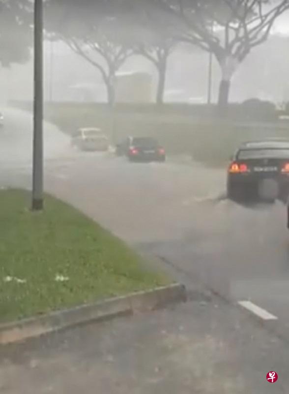 车辆在水中行驶。(取自网络) 车辆在水中行驶。(取自网络)