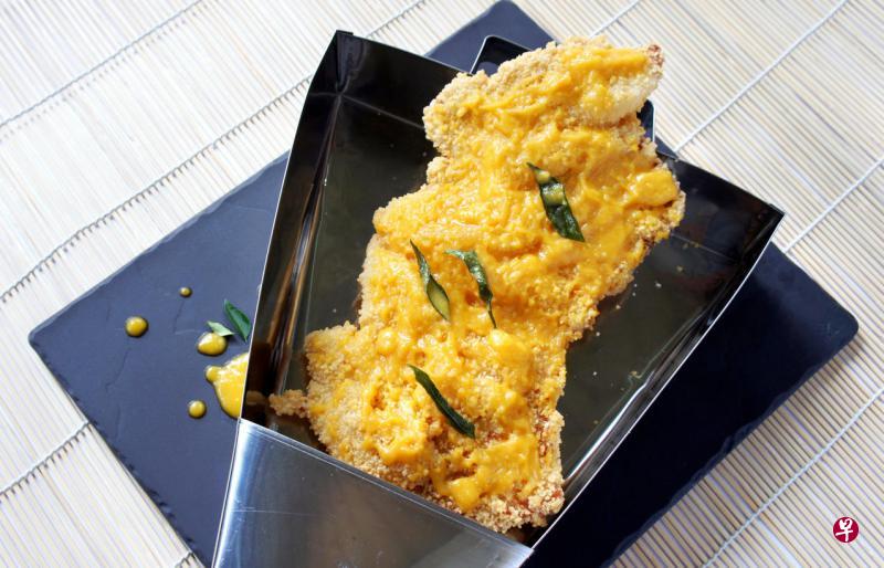 士林台湾小食新推出的咸蛋超大鸡排。(士林台湾小食提供) 士林台湾小食新推出的咸蛋超大鸡排。(士林台湾小食提供)