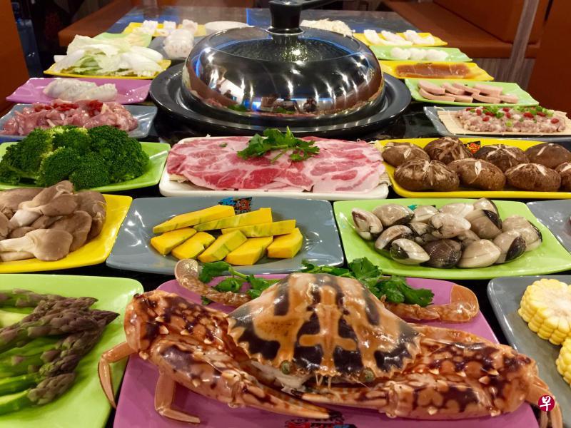 超值午间套餐可从菜单的18道菜肴中任选一肉两菜。 超值午间套餐可从菜单的18道菜肴中任选一肉两菜。