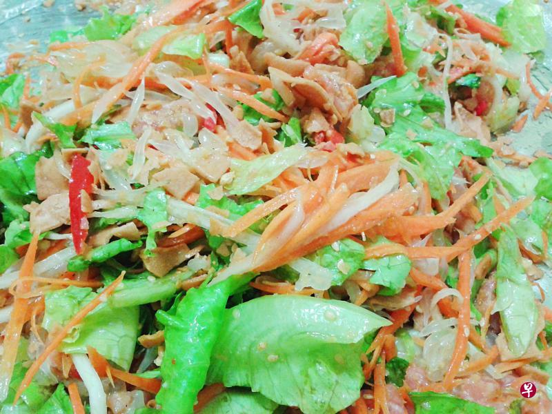 鱼生有多种捞法,加上青菜配料的是典型的江门鱼生的做法。 鱼生有多种捞法,加上青菜配料的是典型的江门鱼生的做法。