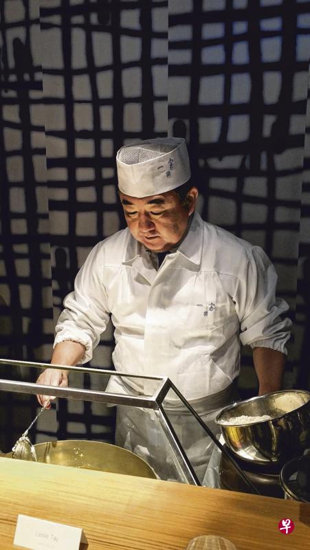 日本天妇罗餐馆一宝第五代掌舵人关胜:油炸食物要创出轻盈口感,关键在烹煮技巧。(黄亿敏摄) 日本天妇罗餐馆一宝第五代掌舵人关胜:油炸食物要创出轻盈口感,关键在烹煮技巧。(黄亿敏摄)
