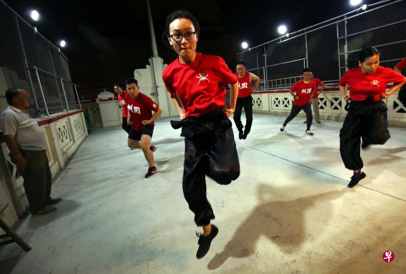 冈州会馆开办的洪拳课程也适合初学者参与,学员热身后进入基本功练习,再按各自进度学习各式套路。(萧紫薇摄) 冈州会馆开办的洪拳课程也适合初学者参与,学员热身后进入基本功练习,再按各自进度学习各式套路。(萧紫薇摄)