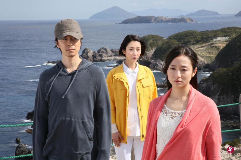 长谷川博己(左起)、稻森泉与木村文乃在日剧《云的阶梯》中演绎面对三角恋情的苦恼。(日本电视台和GEM频道提供) 长谷川博己(左起)、稻森泉与木村文乃在日剧《云的阶梯》中演绎面对三角恋情的苦恼。(日本电视台和GEM频道提供)