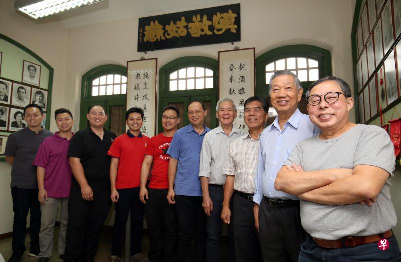 姑苏餐饮协会老行尊与新生代拟议合作,复兴本地中餐业。左起为郑义翰、黎少威、郭科元、林世锋、程章燊、萧永祥、沈金锟、林玉铭、黄生强和程文华。(邬福梁摄) 姑苏餐饮协会老行尊与新生代拟议合作,复兴本地中餐业。左起为郑义翰、黎少威、郭科元、林世锋、程章燊、萧永祥、沈金锟、林玉铭、黄生强和程文华。(邬福梁摄)