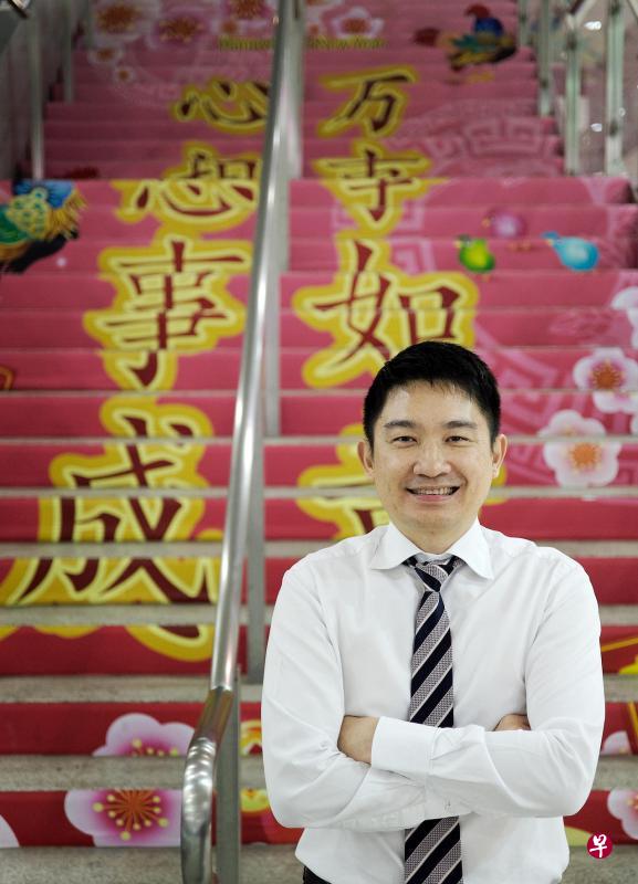 陆路交通管理局客户互动与策略署长李德发指出,当局在农历新年期间装饰欧南园地铁站,在梯阶贴上吉祥祝语,让乘客爬起楼梯来感觉更有动力。(曾坤顺摄) 陆路交通管理局客户互动与策略署长李德发指出,当局在农历新年期间装饰欧南园地铁站,在梯阶贴上吉祥祝语,让乘客爬起楼梯来感觉更有动力。(曾坤顺摄)