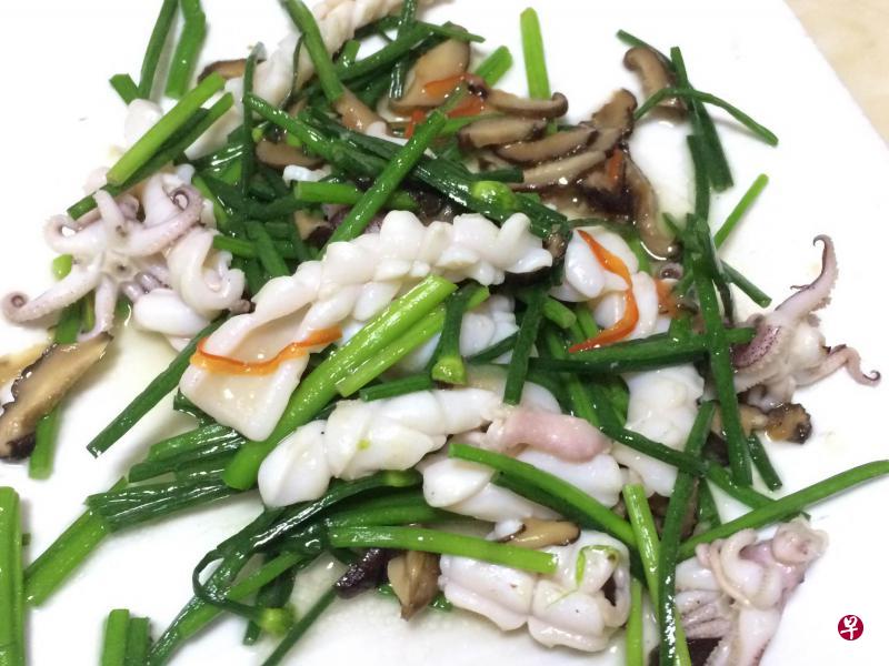 韭菜炒鱿鱼做法简易。(作者提供) 韭菜炒鱿鱼做法简易。(作者提供)