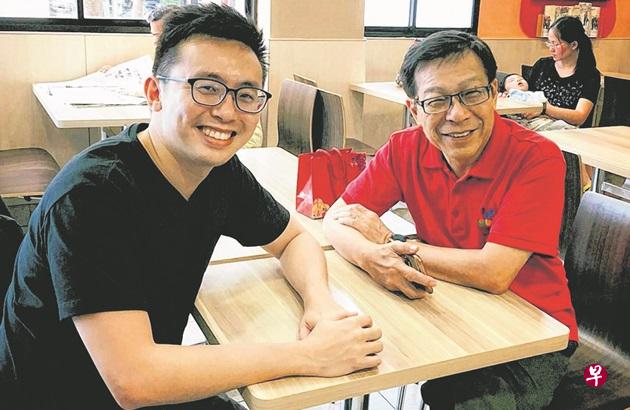 许荣明(左)近日整理房间时找到当年建屋局发来的信件,想起马宝山当年曾雪中送炭,便通过面簿答谢他。(取自面簿) 许荣明(左)近日整理房间时找到当年建屋局发来的信件,想起马宝山当年曾雪中送炭,便通过面簿答谢他。(取自面簿)