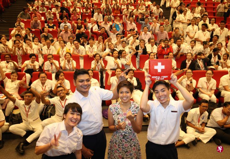 工艺教育东区学院200名学生通过观赏演出,了解应付压力的各种方法。学生在演出结束后,与剧艺工作坊的演员合照。(周柏荣摄) 工艺教育东区学院200名学生通过观赏演出,了解应付压力的各种方法。学生在演出结束后,与剧艺工作坊的演员合照。(周柏荣摄)