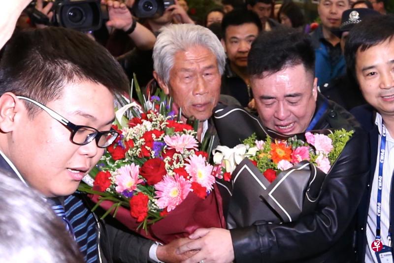 王琪在亲人的陪伴下走出西安咸阳国际机场,回到阔别50余年的家乡陕西省咸阳市。(中新社) 王琪在亲人的陪伴下走出西安咸阳国际机场,回到阔别50余年的家乡陕西省咸阳市。(中新社)