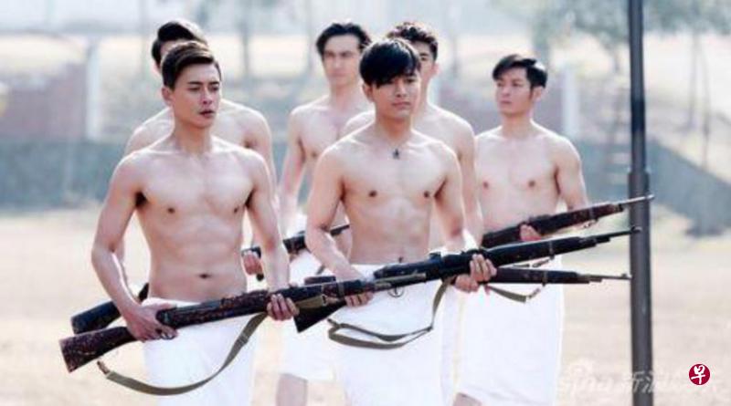 黄宗泽(前排左)在《偏偏喜欢你》打赤膊上阵。 黄宗泽(前排左)在《偏偏喜欢你》打赤膊上阵。