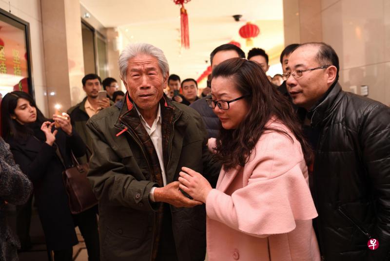 滞留印度54年的王琪（左）抵达北京首都国际机场后，与前来迎接他的侄女王小娟相见。（新华社）