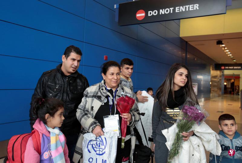 美国法院暂停总统的入境限制令之后,伊拉克难民阿米拉(左二)挂着难民文件,于10日带着四个孩子抵达密歇根州底特律机场,与她的儿子拉米(左)团聚。(路透社) 美国法院暂停总统的入境限制令之后,伊拉克难民阿米拉(左二)挂着难民文件,于10日带着四个孩子抵达密歇根州底特律机场,与她的儿子拉米(左)团聚。(路透社)