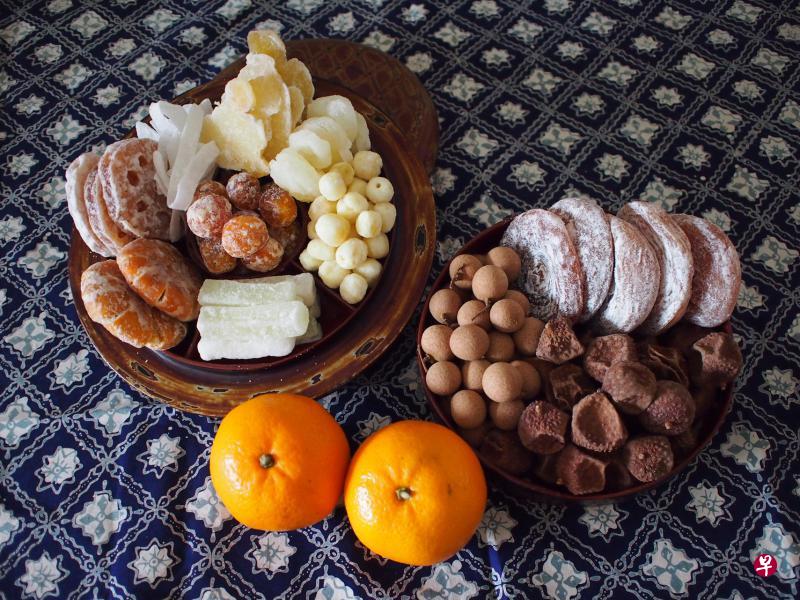 寓意甜蜜的糖果蜜饯和来自岭南的荔枝干和桂圆、广西柿饼,都唤起儿时过年的记忆。 寓意甜蜜的糖果蜜饯和来自岭南的荔枝干和桂圆、广西柿饼,都唤起儿时过年的记忆。