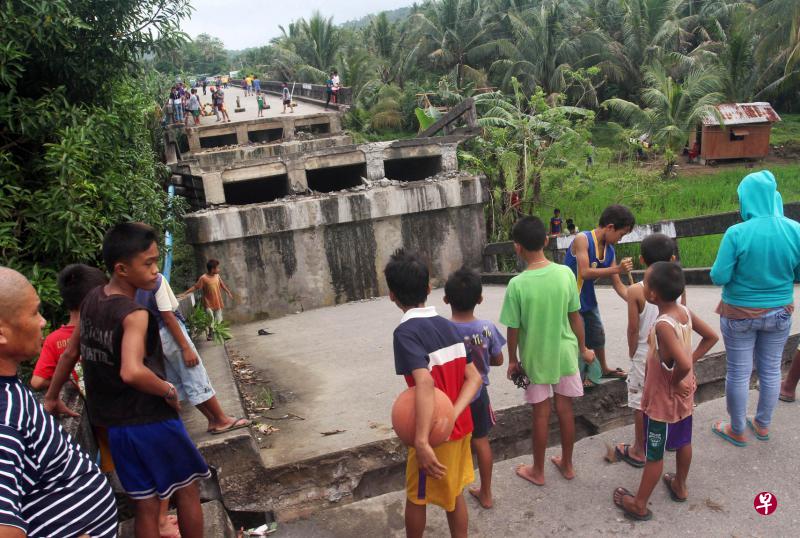 在菲南的苏里高市,好些桥梁在强力地震中断塌,导致交通中断。(路透社) 在菲南的苏里高市,好些桥梁在强力地震中断塌,导致交通中断。(路透社)