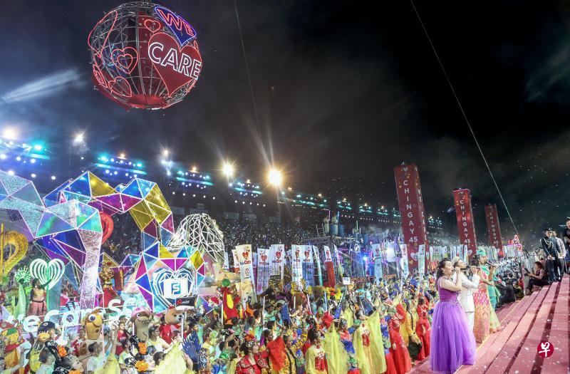 第45届妆艺大游行昨晚在压轴歌曲《心中的彩虹》的乐声中圆满落幕。(梁伟康摄) 第45届妆艺大游行昨晚在压轴歌曲《心中的彩虹》的乐声中圆满落幕。(梁伟康摄)