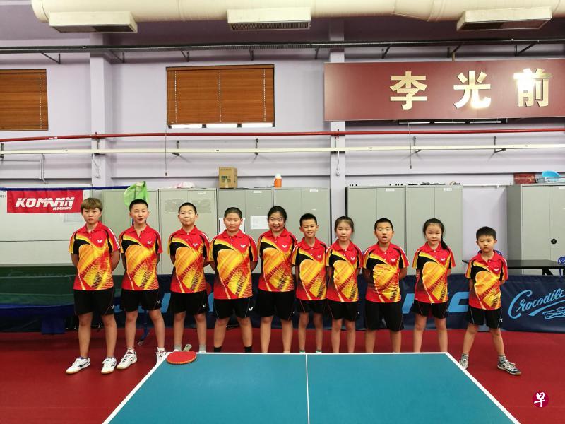 北京李万祥乒乓球俱乐部的10名小学员,到乒总与我国小球员切磋球艺。(李佳薇提供) 北京李万祥乒乓球俱乐部的10名小学员,到乒总与我国小球员切磋球艺。(李佳薇提供)