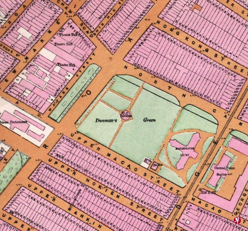 1893年新加坡市区规划图,图中绿色方块为当时称为德明埔的芳林公园草场,草场左边街道英文名称还是澳门街上段,草场右边的单边街为北干拿路。 1893年新加坡市区规划图,图中绿色方块为当时称为德明埔的芳林公园草场,草场左边街道英文名称还是澳门街上段,草场右边的单边街为北干拿路。