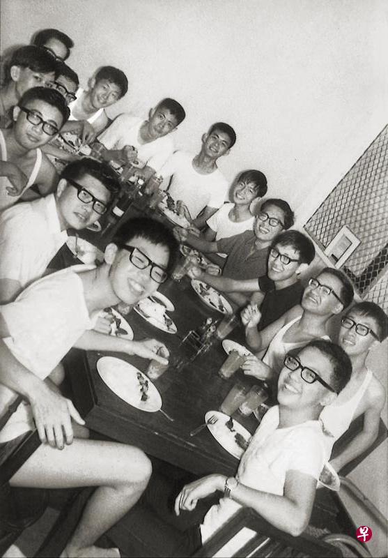 公教校友黄树信在《五十回首》特刊文中写了当年和同学们去马打伊干度假,在海滩上买了一条小鲨鱼的有趣故事。那地方正是本文作者杨萱的童年故乡。 公教校友黄树信在《五十回首》特刊文中写了当年和同学们去马打伊干度假,在海滩上买了一条小鲨鱼的有趣故事。那地方正是本文作者杨萱的童年故乡。