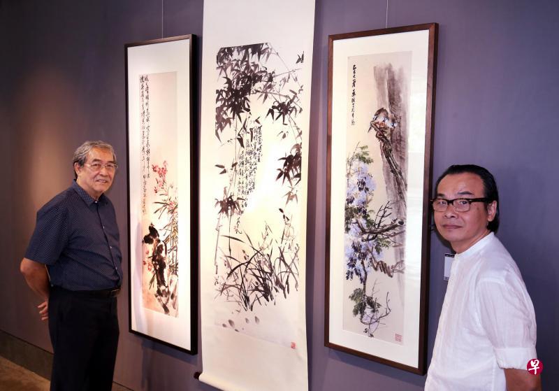 水墨画家林家雄(左)与书法家张有铄各自在恩师范昌乾与施香沱作品前留影。 水墨画家林家雄(左)与书法家张有铄各自在恩师范昌乾与施香沱作品前留影。