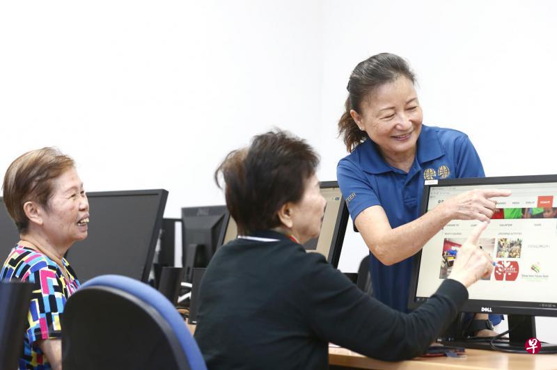 邹静芳(右)加入新加坡乐龄义工组织从零开始学习电脑。经过一番努力,今天的她已升格为培训师。 邹静芳(右)加入新加坡乐龄义工组织从零开始学习电脑。经过一番努力,今天的她已升格为培训师。