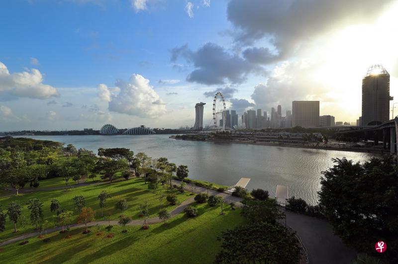 从滨海东花园望去,可看到发展中的新加坡风景线,花园的发展空间也更大,大部分参与公共咨询者支持在这里建造建国元勋纪念堂。(陈来福摄) 从滨海东花园望去,可看到发展中的新加坡风景线,花园的发展空间也更大,大部分参与公共咨询者支持在这里建造建国元勋纪念堂。(陈来福摄)