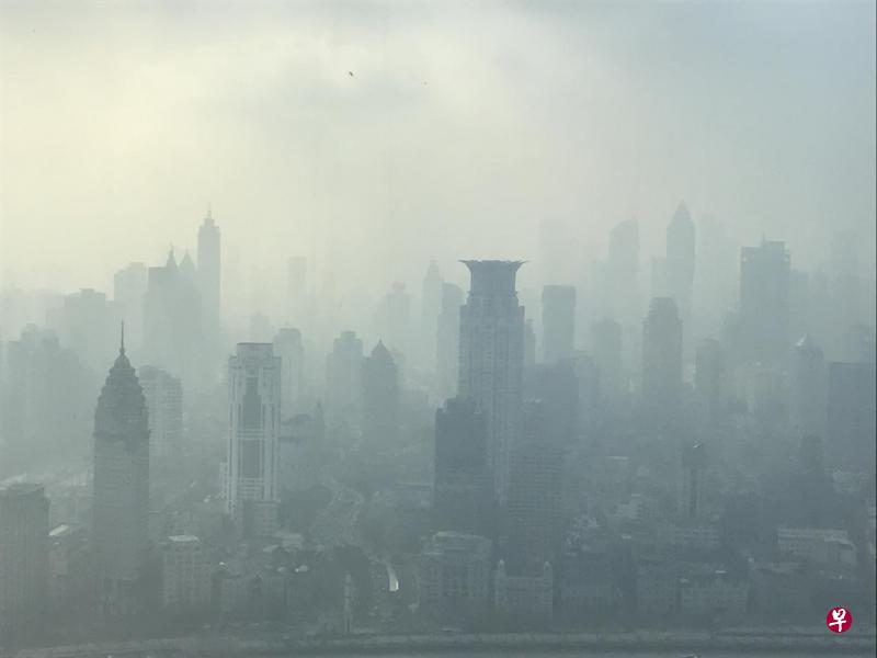 水和食物容易打包和运输,但空气很难特供,于是激起几乎所有人的抱怨,霾反倒成了一种难得的公平。(作者提供) 水和食物容易打包和运输,但空气很难特供,于是激起几乎所有人的抱怨,霾反倒成了一种难得的公平。(作者提供)