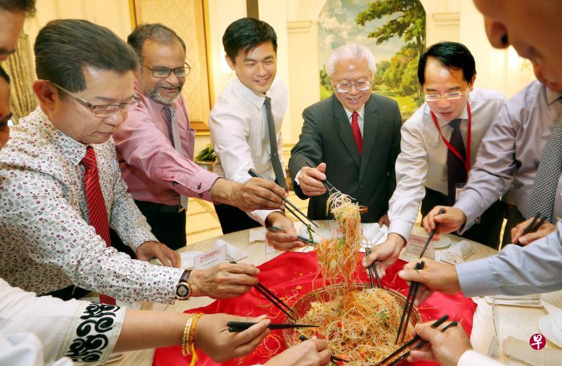 陈庆炎总统(右二)和人民协会总执行理事长陈国明(左三)昨天同妆艺协作伙伴和赞助商代表一起捞鱼生。左一和二分别是许国良企业私人有限公司总裁许添德,新加坡回教传教协会副会长萨利姆(Mohd Saleem)博士。右一为赛马博彩管理局总裁方永健。(海峡时报) 陈庆炎总统(右二)和人民协会总执行理事长陈国明(左三)昨天同妆艺协作伙伴和赞助商代表一起捞鱼生。左一和二分别是许国良企业私人有限公司总裁许添德,新加坡回教传教协会副会长萨利姆(Mohd Saleem)博士。右一为赛马博彩管理局总裁方永健。(海峡时报)